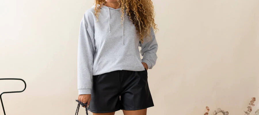 Cómo combinar una sudadera gris