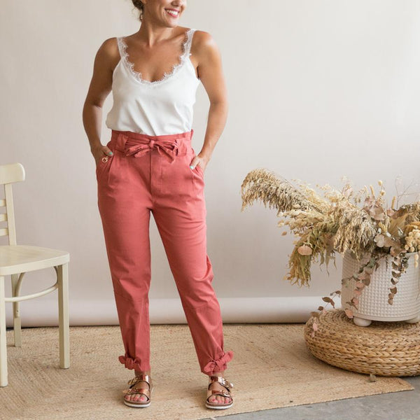 Look pantalón naranja y blusa satinada