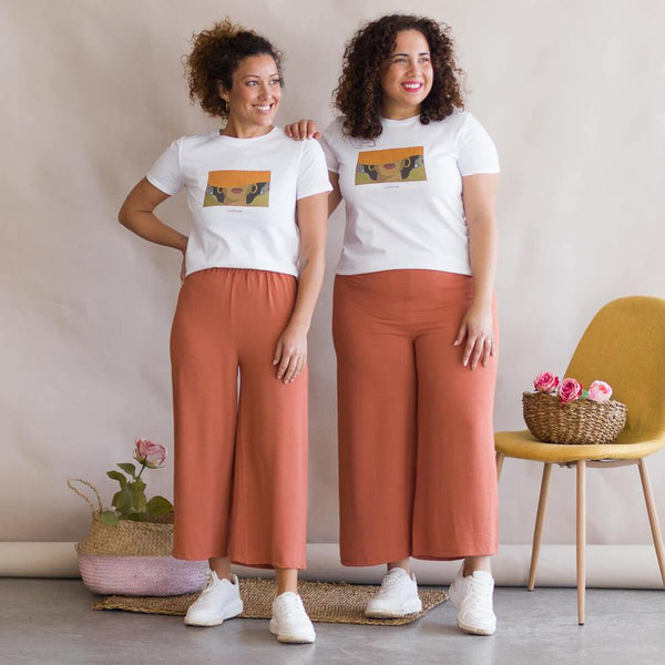 Look pantalón naranja culote y zapatillas
